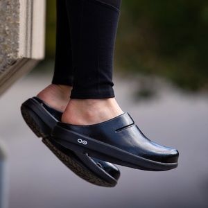 OOFOS LUXE CLOG - BLACK